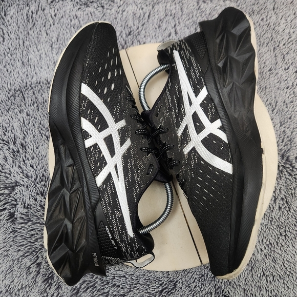 Asics Novablast 2 Black Running Shoes Sneakers Men's Size 8 - Picture 5 of 9